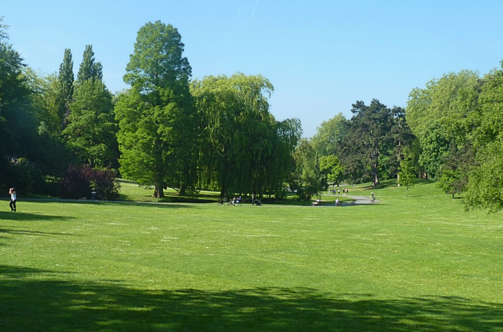 Allée et pièce d'eau du parc Barbieux à Roubaix, jardin paysager à l'anglaise