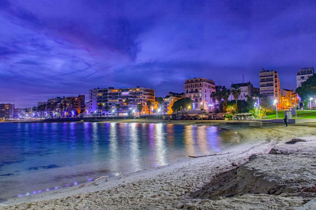 Plage et front de mer du Mourillon à Toulon, quartier résidentiel prisé du littoral varois