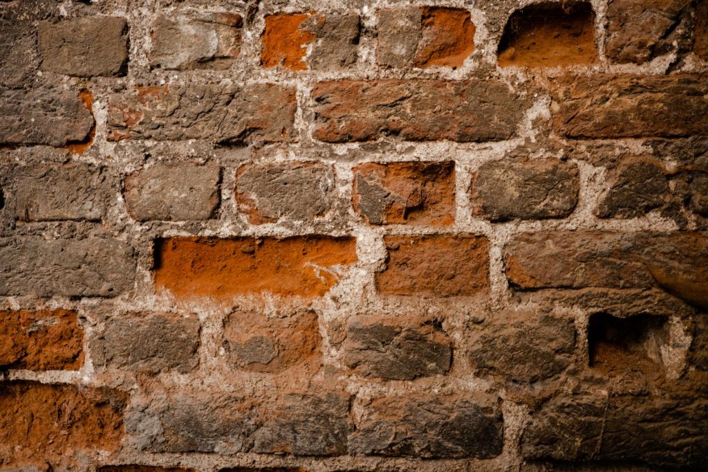 Mur en pierre d’une maison ancienne en cours de rénovation