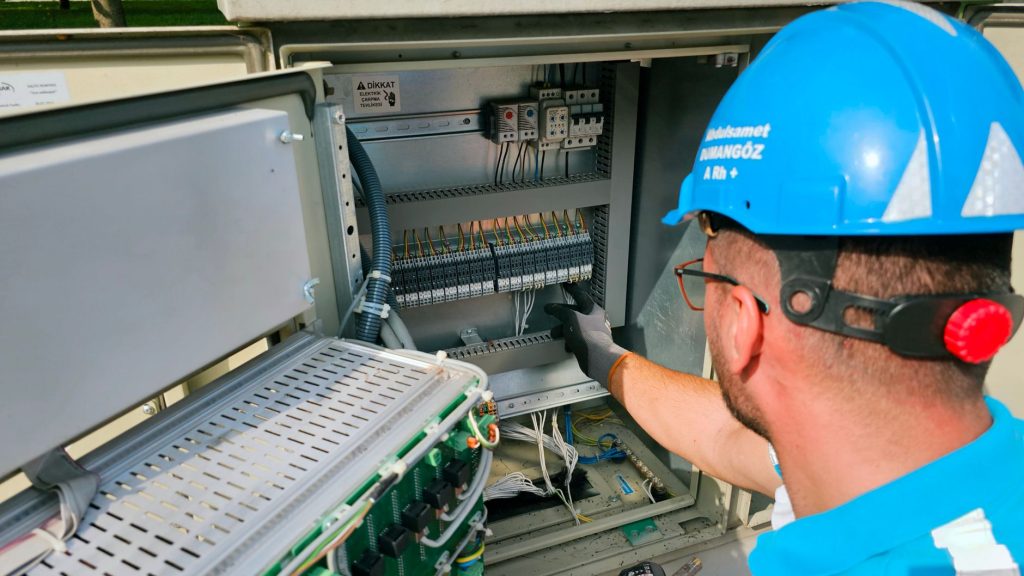 Électricien intervenant sur un tableau électrique