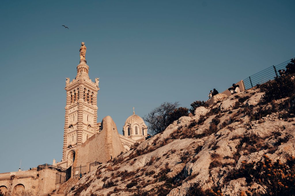 La basilique Notre-Dame de la Garde surplombant Marseille
