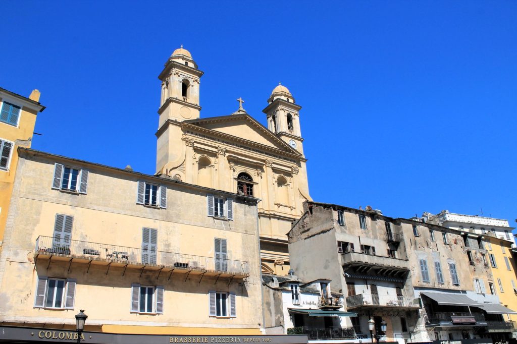 Rue du centre historique de Perpignan et ses façades anciennes