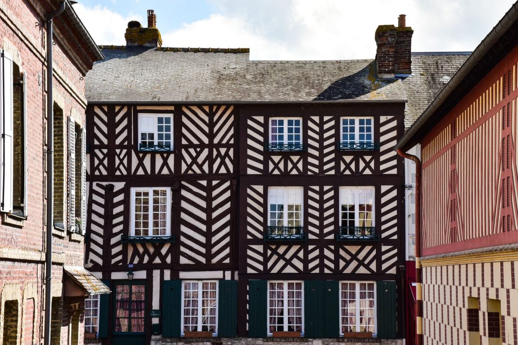 Façades à pans de bois d’une rue ancienne d’Angers
