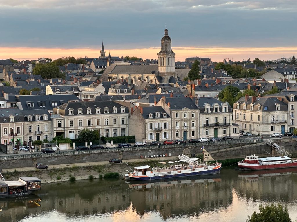 Le château et les bords de Maine à Angers, illustrant le patrimoine bâti du centre historique
