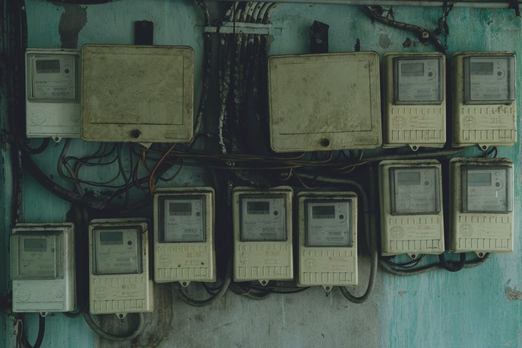 Ancien tableau électrique à fusibles dans un logement ancien