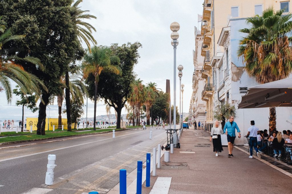 Immeubles niçois en bord de mer, parc résidentiel dense où les copropriétés partagent les colonnes d'eau