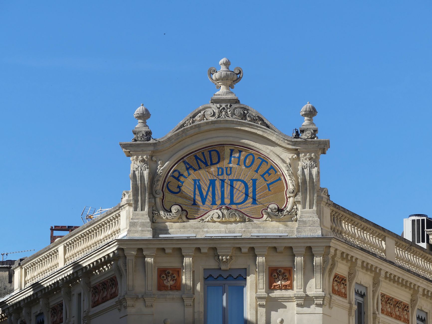 Ruelle pavée et façades en pierre du quartier historique de l’Écusson à Montpellier