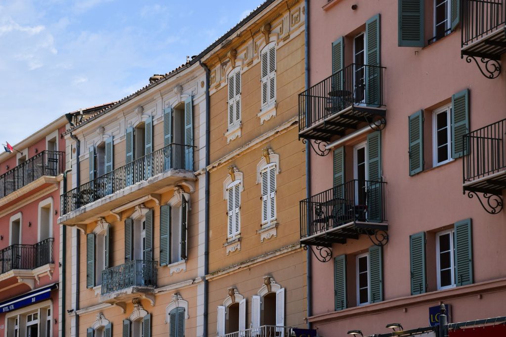 Facade d un immeuble ancien marseillais avec balcons en fer forge