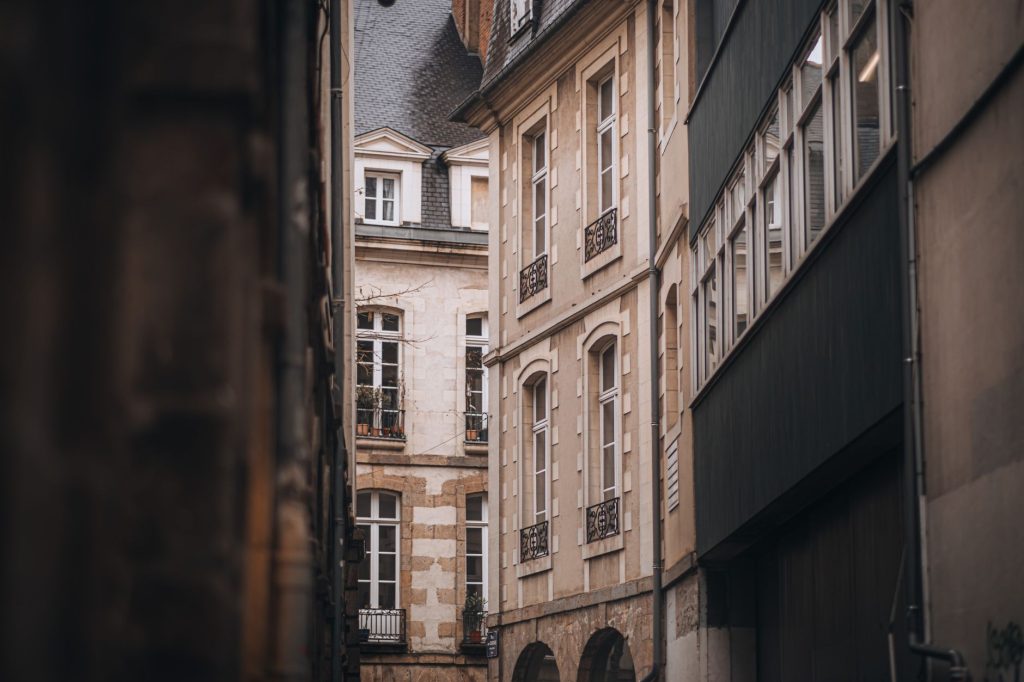 Ruelle de centre-ville bordée d'immeubles anciens en pierre