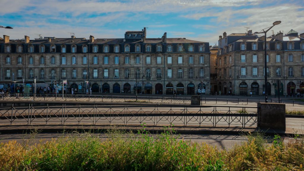 Façades classiques en pierre de taille du centre historique de Bordeaux