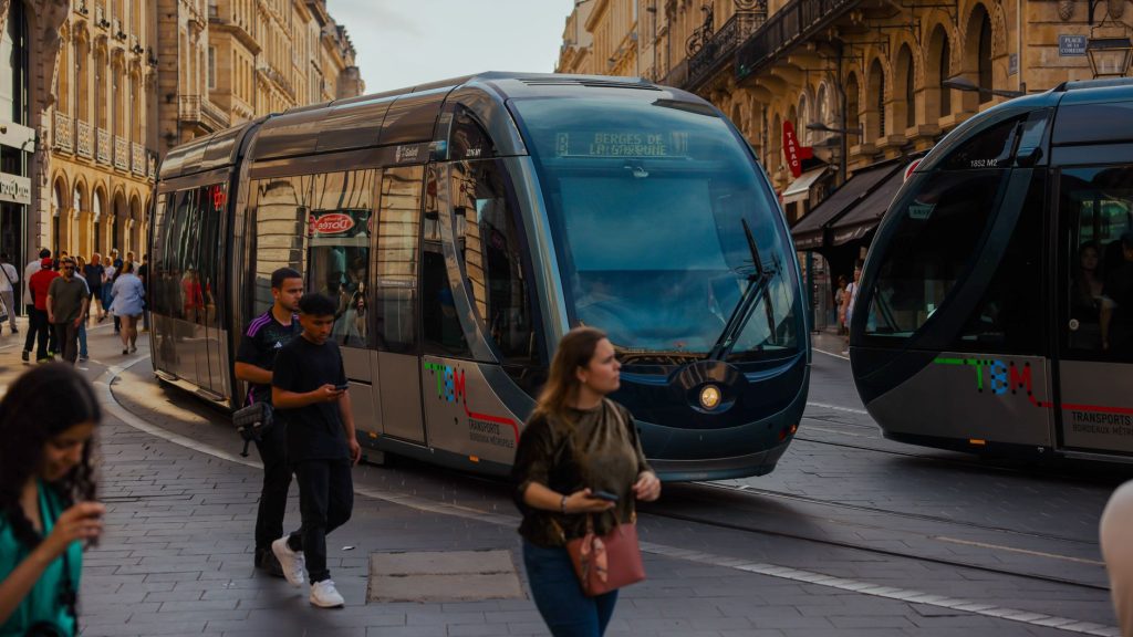 Rue angevine desservie par le tramway et bordée d’immeubles