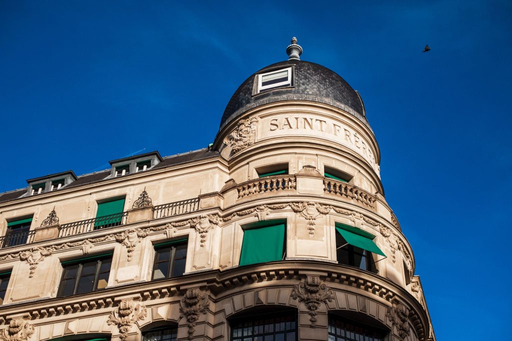 Façades d'immeubles anciens dans le centre de Saint-Étienne