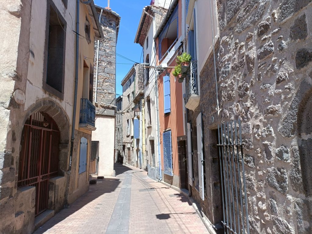 Façade en pierre calcaire d’un village de l’Hérault, en Occitanie
