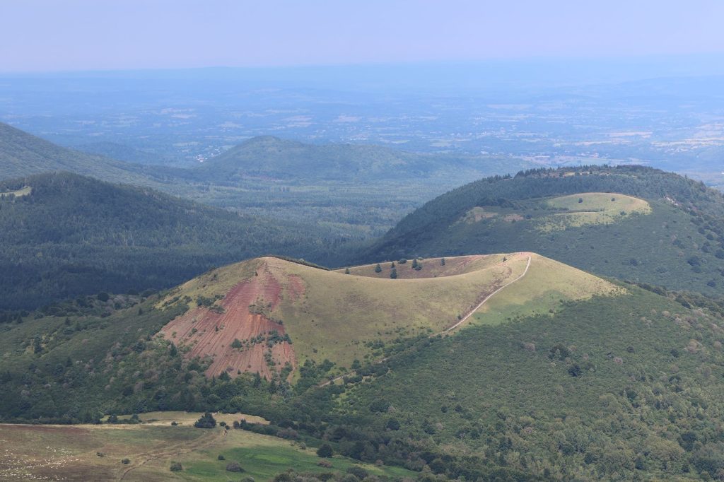 Paysage volcanique de la chaîne des Puys dominant la plaine, cadre naturel de Clermont-Ferrand