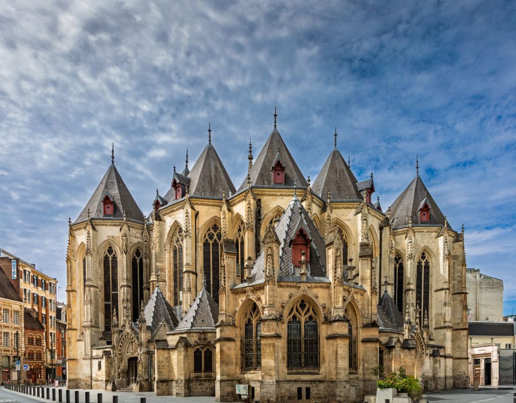 Édifice religieux en pierre claire dans le centre d’Angers