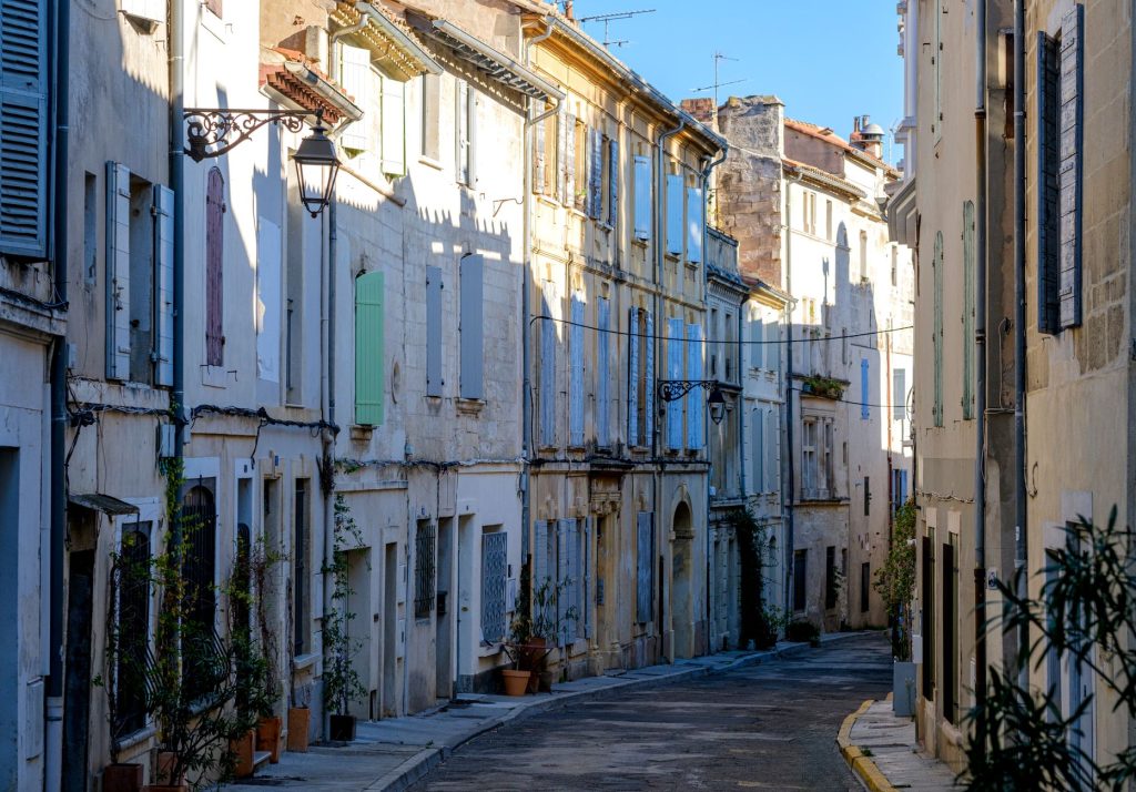 Ruelle du centre historique nîmois bordée de façades en pierre