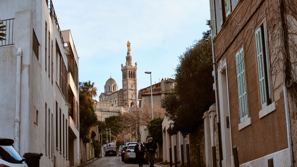 Notre-Dame de la Garde domine Marseille et ses quartiers anciens
