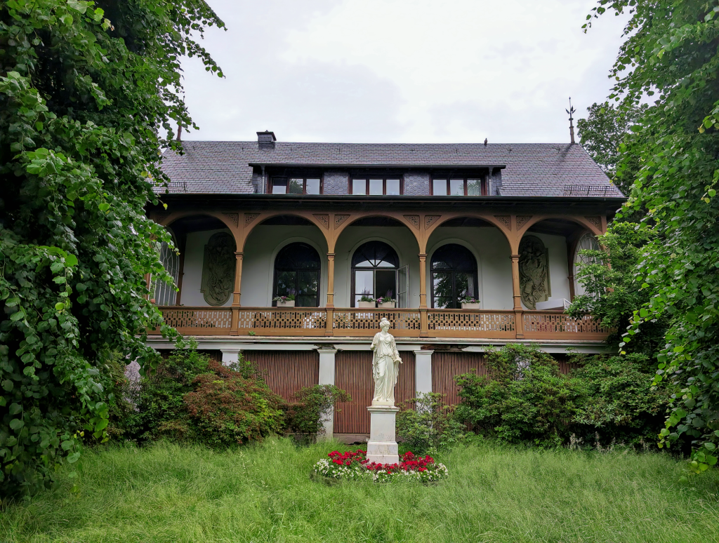 Villa résidentielle de caractère avec façade en pierre, typique des quartiers cossus d'une ville alsacienne