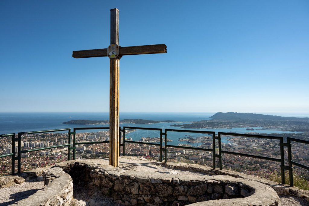 Vue panoramique sur la rade de Toulon depuis les hauteurs, entre relief provençal et Méditerranée