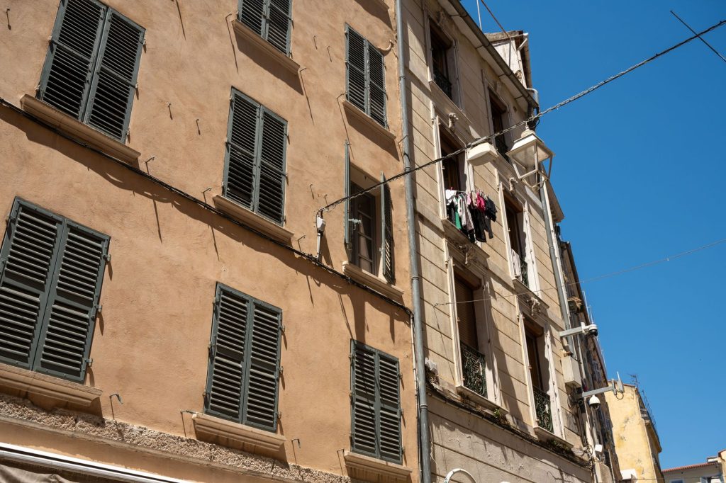 Facade en pierre typique d'un batiment ancien mediterraneen