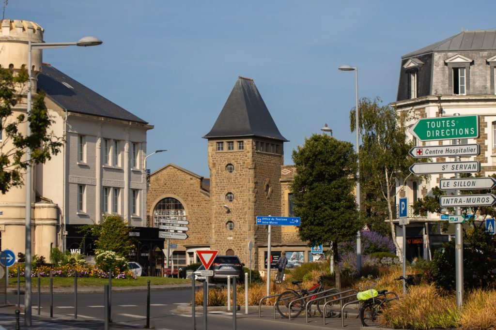 Immeubles anciens et rues du centre historique de Saint-Étienne