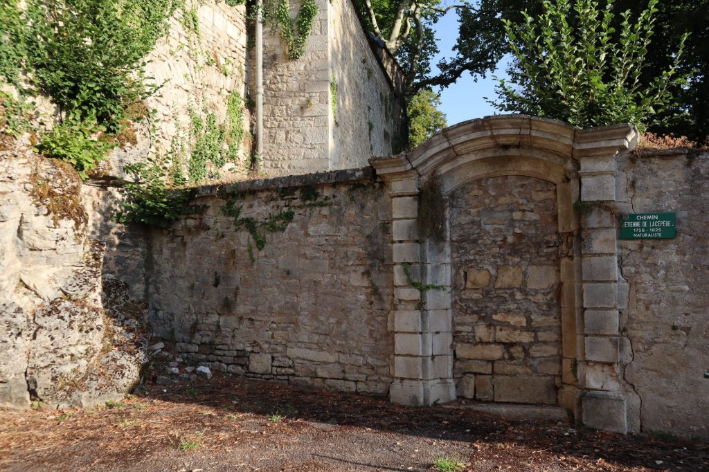 Maisons anciennes étagées sur une colline, évoquant le Crêt-de-Roc