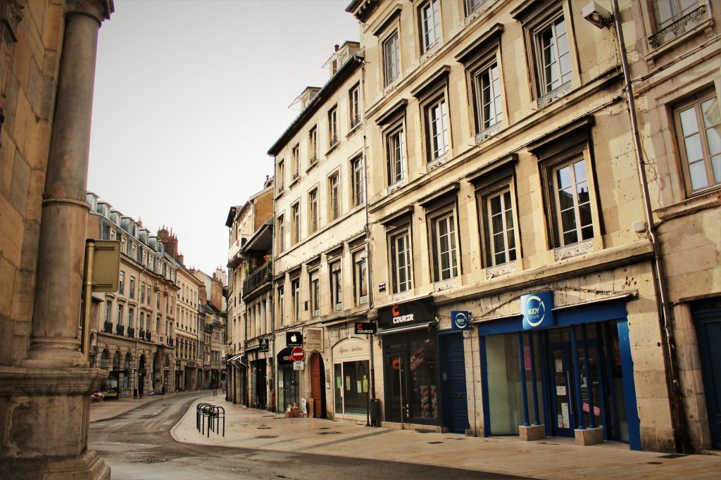 Architecture ancienne et facade patrimoniale dans une rue de Montpellier