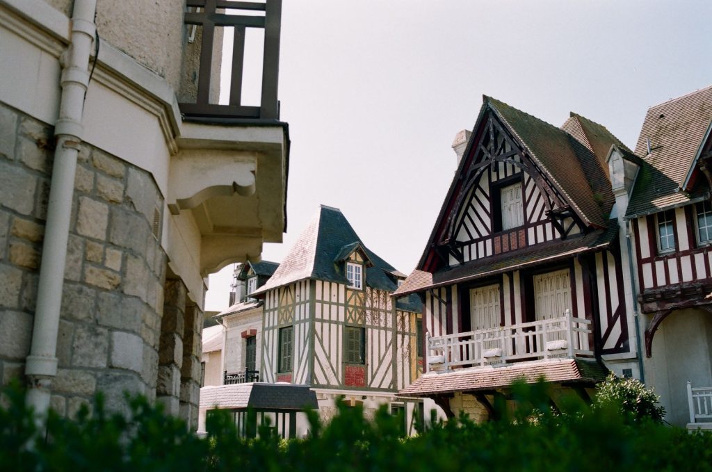 Façade de maison ancienne à pans de bois typique d’un centre historique restauré