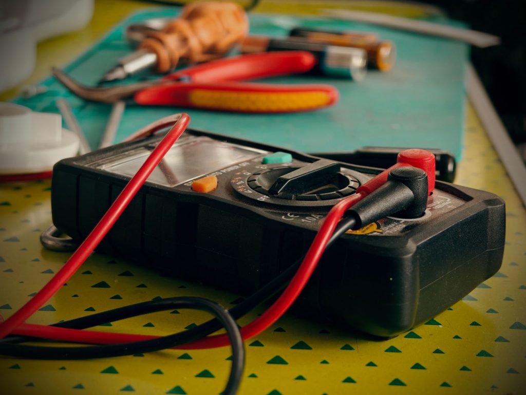 Matériel de mesure posé sur une installation électrique pendant un contrôle de conformité